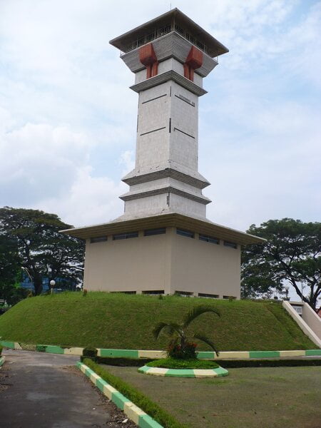 tugu identitas kudus